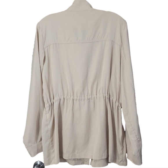 Banana Republic Factory cream lightweight snap front gathered waist  jacket - Picture 2 of 5